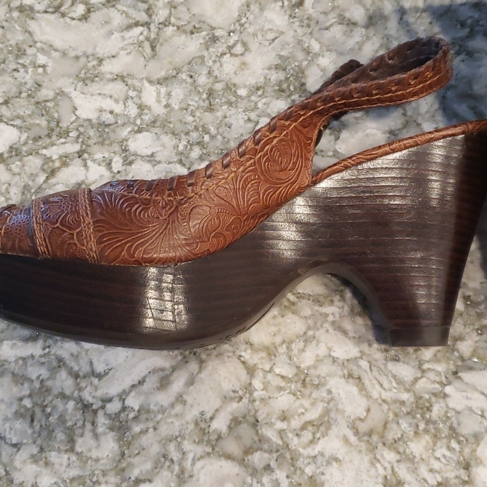 Vince Camuto brown tulled floral leather stacked heel sandals - Picture 5 of 9